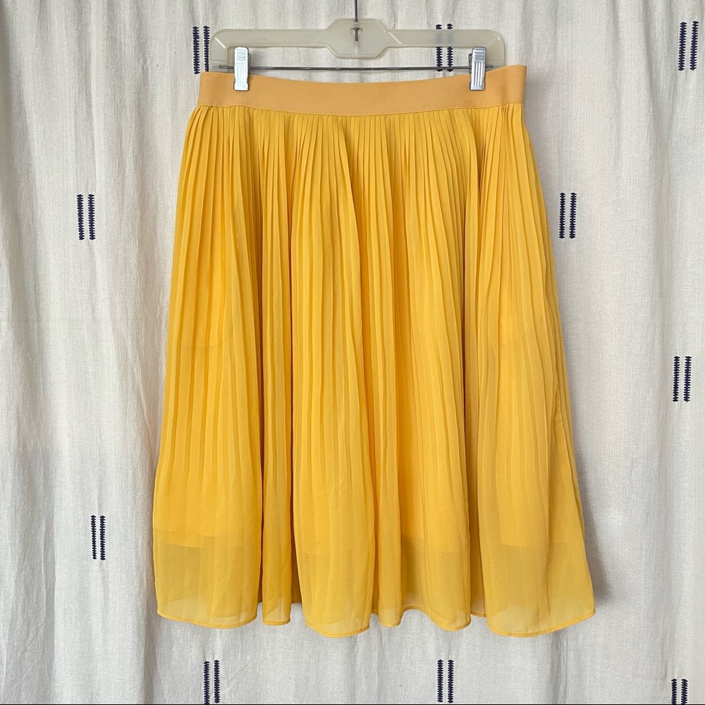 A New Day Yellow Pleated MIDI Skirt with Pockets Size L